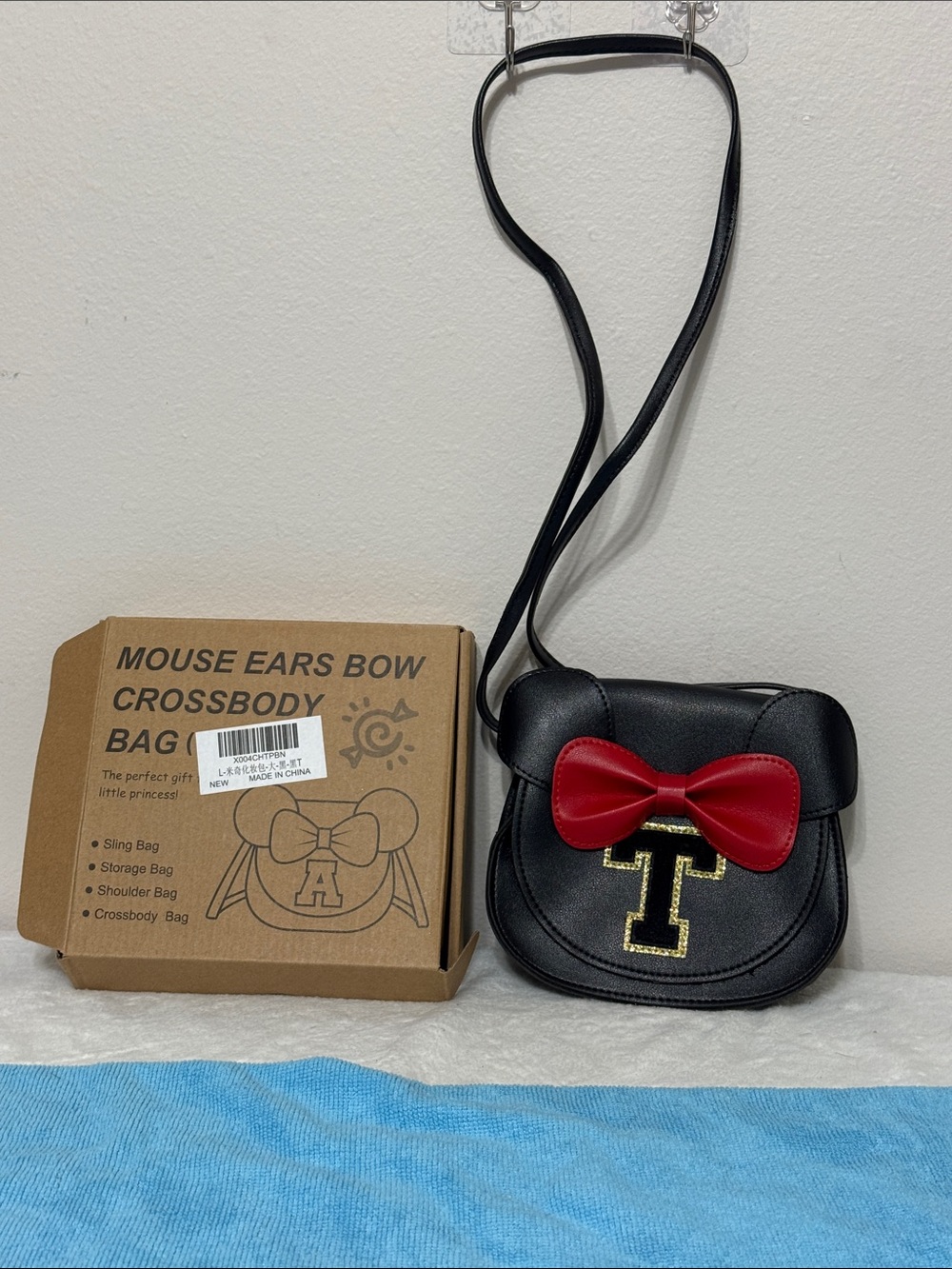 Source Unknown Kids Black Crossbody Bag with Red Bow and Gold 'T'